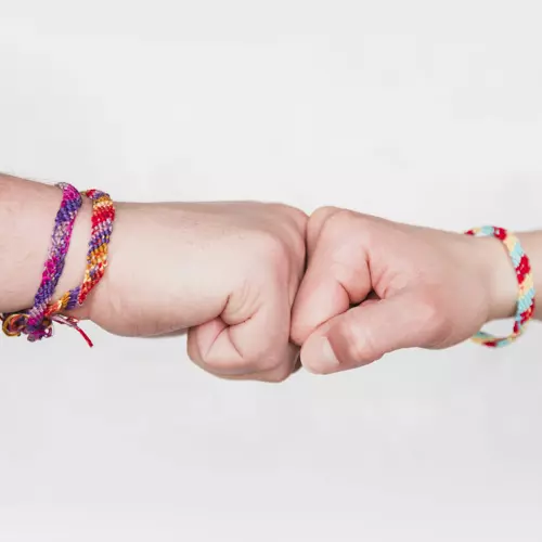 Sada na výrobu náramkov priateľstva – 11 farebných priadzí, korálky a pomôcky na zapletanie (WNDR20573) - Image 8