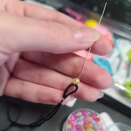 Sada na výrobu náramkov priateľstva – 11 farebných priadzí, korálky a pomôcky na zapletanie (WNDR20573) - Image 5