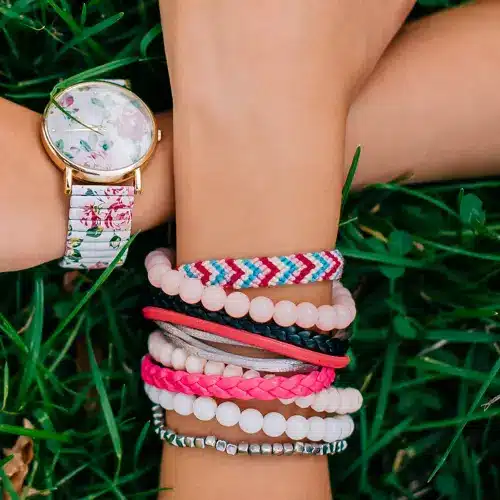 Sada na výrobu náramkov priateľstva – 11 farebných priadzí, korálky a pomôcky na zapletanie (WNDR20573) - Image 4