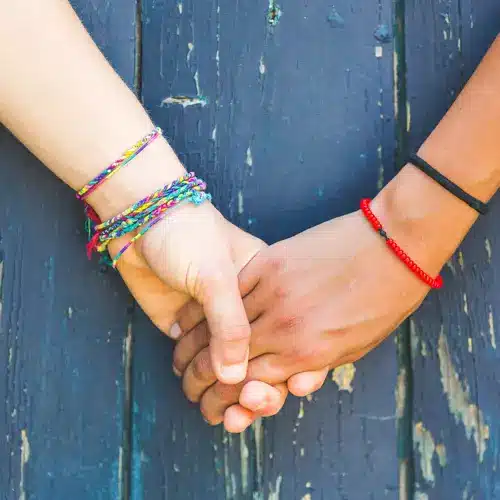 Sada na výrobu náramkov priateľstva – 11 farebných priadzí, korálky a pomôcky na zapletanie (WNDR20573) - Image 6